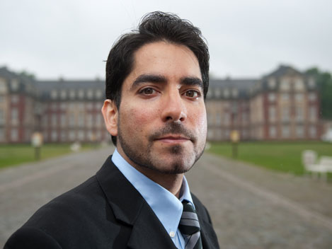 Der Islamwissenschaftler und Professor für islamische Religionspädagogik, Mouhanad Khorchide, vor dem Schloss in Münster, dem Sitz der Universität