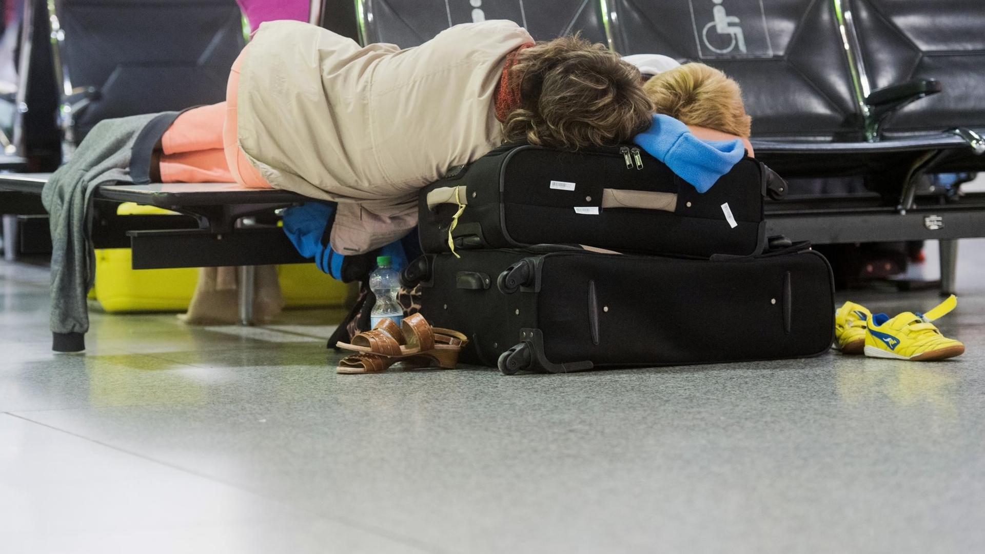 Erschöpfte Urlauber warten am Flughafen in Hannover (Niedersachsen), nachdem ihr Tuifly-Flug um 4.00 Uhr nach Antalya kurzfristig gestrichen wurde.
