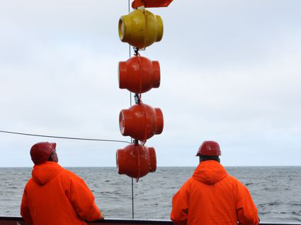 Geschafft: Die Auftriebskörper eines Messgeräts können an Bord der "Polarstern" gehievt werden.