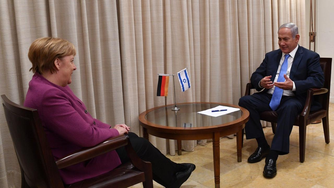 Bundeskanzlerin Merkel und Israels Ministerpräsident Netanjahu sitzen sich gegenüber.