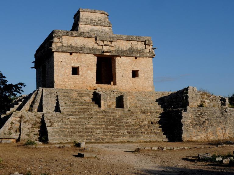 Eine Tempelanlage (Tempel der sieben Puppen) steht in Dzibilchaltun - eine der größten und bedeutendsten Mayazentren in Yucatan.