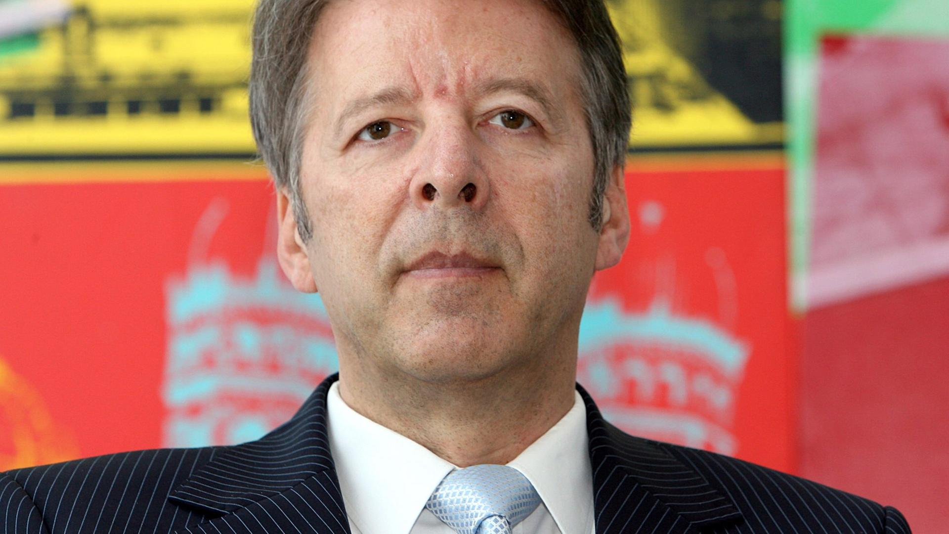 Portraitaufnahme des Intendanten, Musikmanagers und Komponisten Peter Ruzicka