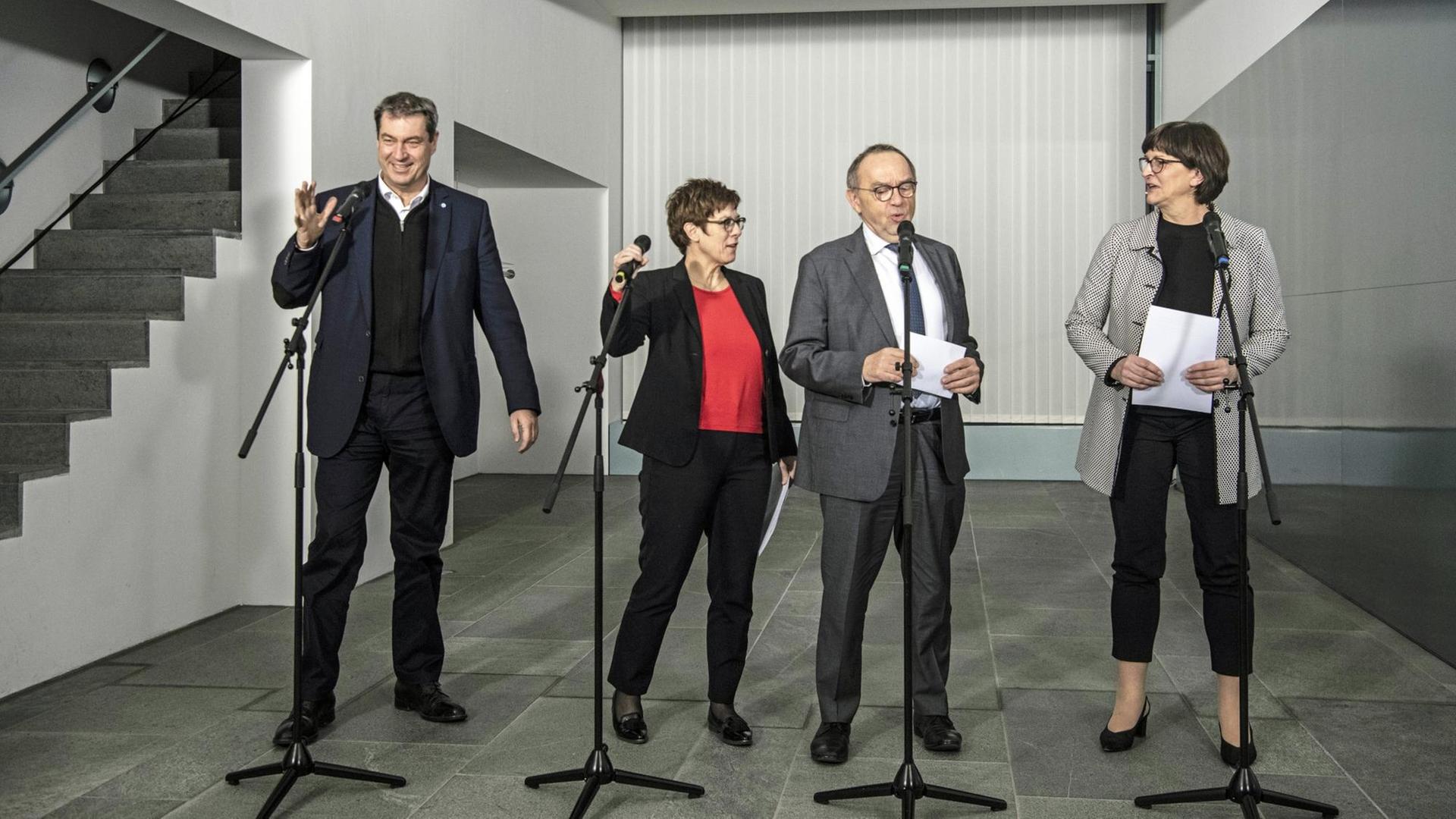 30.01.2020, Berlin: Markus Söder (l-r), Vorsitzender der CSU, Annegret Kramp-Karrenbauer, Bundesvorsitzende der CDU, Norbert Walter-Borjans und Saskia Esken, beide Vorsitzende der SPD, sprechen nach einer Sitzung des Koalitionsausschusses mit Journalisten. Vor dem Hintergrund heftiger Bauernproteste plant die große Koalition Milliardenhilfen für Landwirte. Foto: Paul Zinken/dpa | Verwendung weltweit