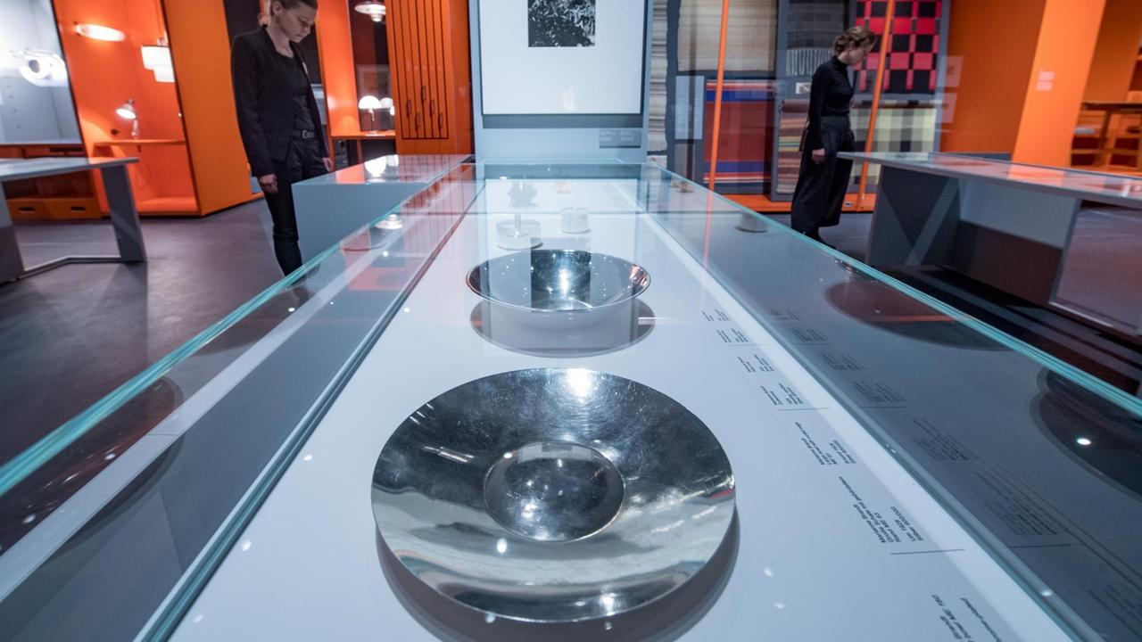 Zwei silberne Schalen unter Glas, Blick in den Ausstellungsraum.