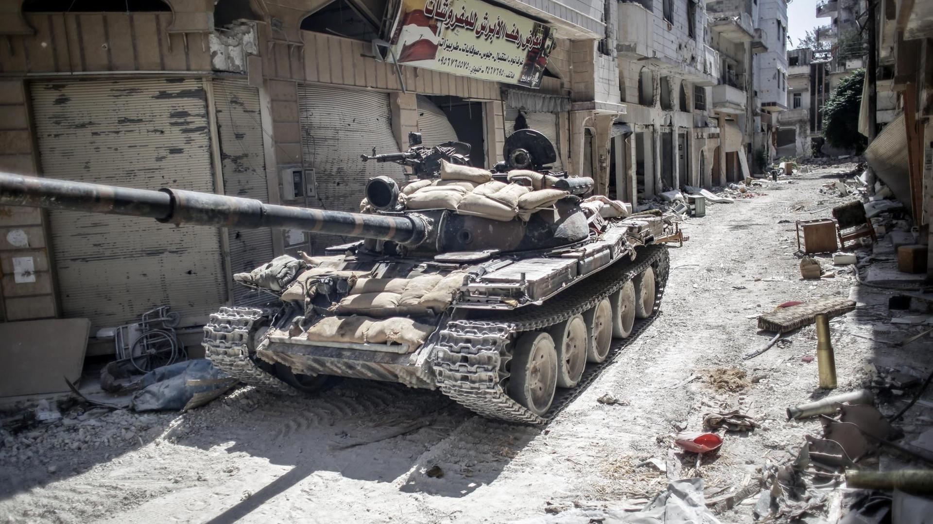 Ein Panzer der syrischen Armee in der Stadt Homs.