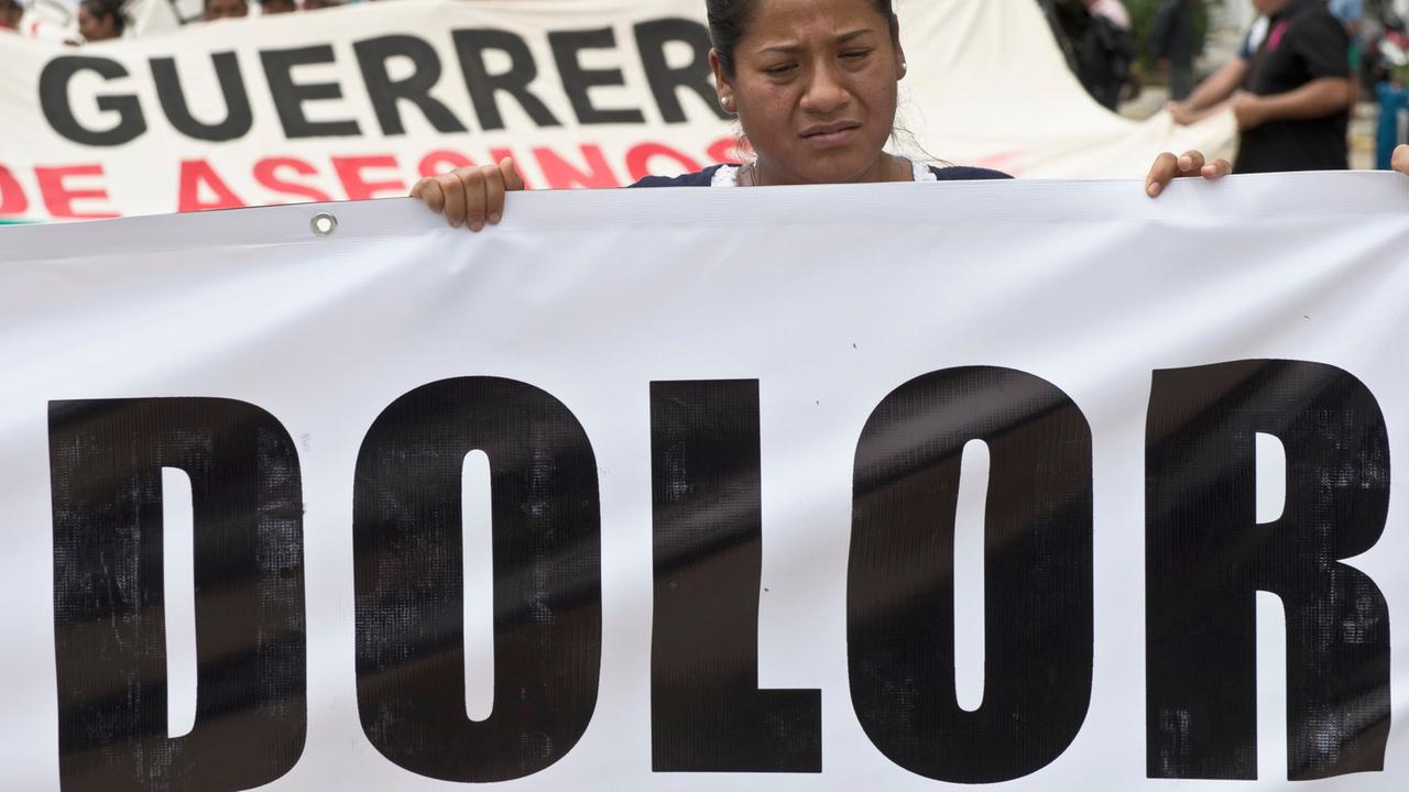 Protestmarsch in Acapulco im Bundesstaat Guerrero. Eine Frau trägt ein Plakat mit der Aufschrift "Schmerz"