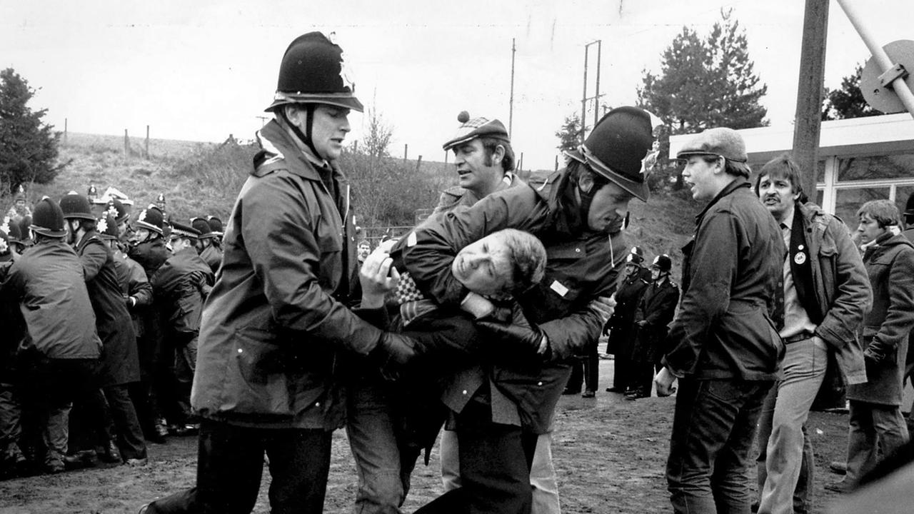 Britische Bobbys nehmen im März 1984 auf einem Feld einen Demonstranten in den Schwitzkasten