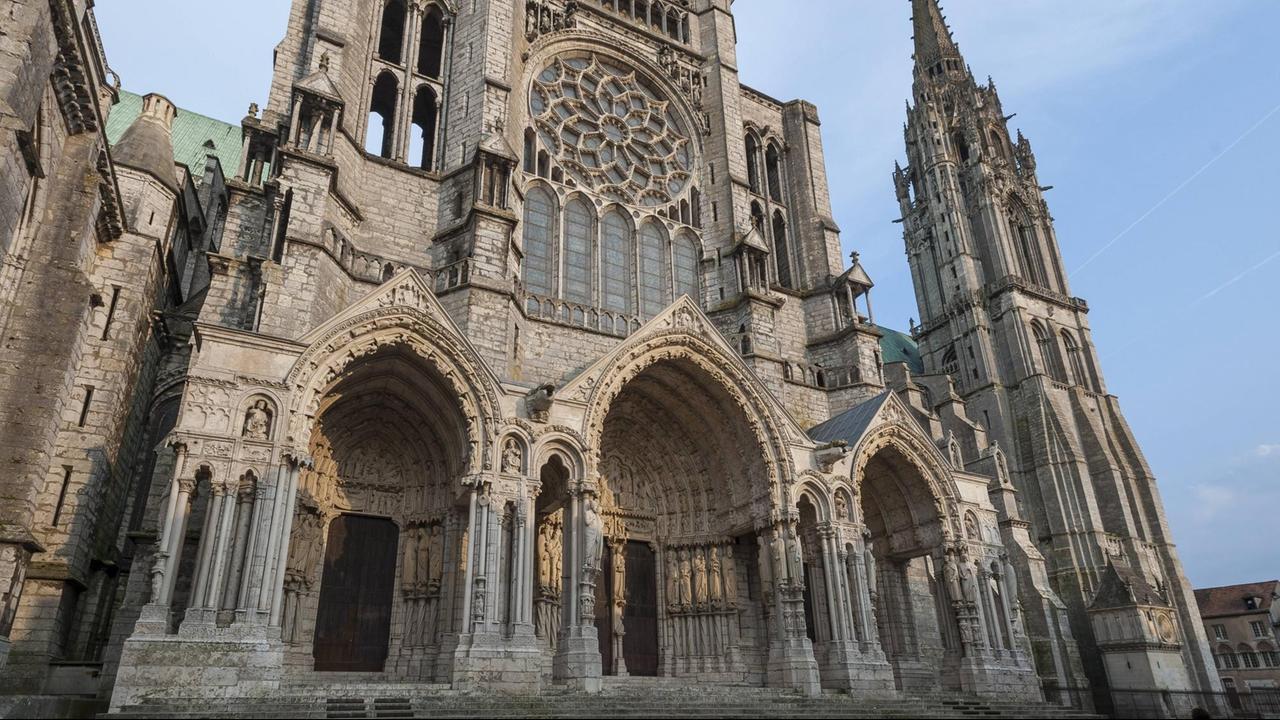 Blick auf die imposante Fassade der Kathedrale von Chartres