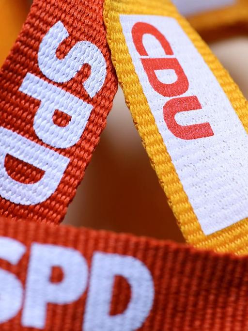 Bänder mit den Logos von CDU und SPD, Symbolbild große Koalition.