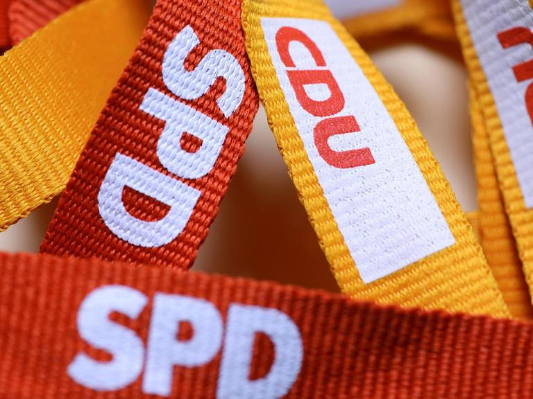 Bänder mit den Logos von CDU und SPD, Symbolbild große Koalition.