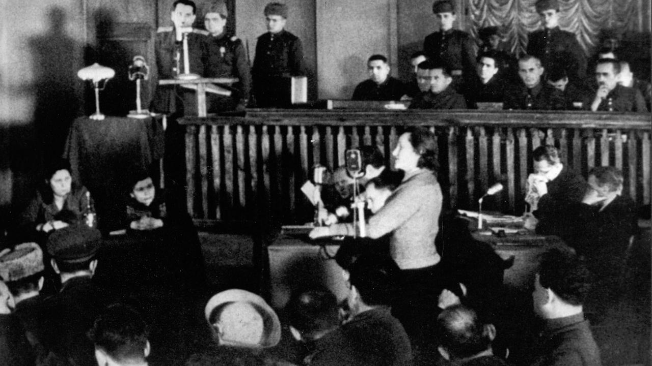 Dina Pronitschewa bei ihrer Zeugenaussage im Kiewer Prozess am 24.Januar 1946, bei dem die verantwortlichen Deutschen, die gefasst worden waren, zum Tod verurteilt wurden.