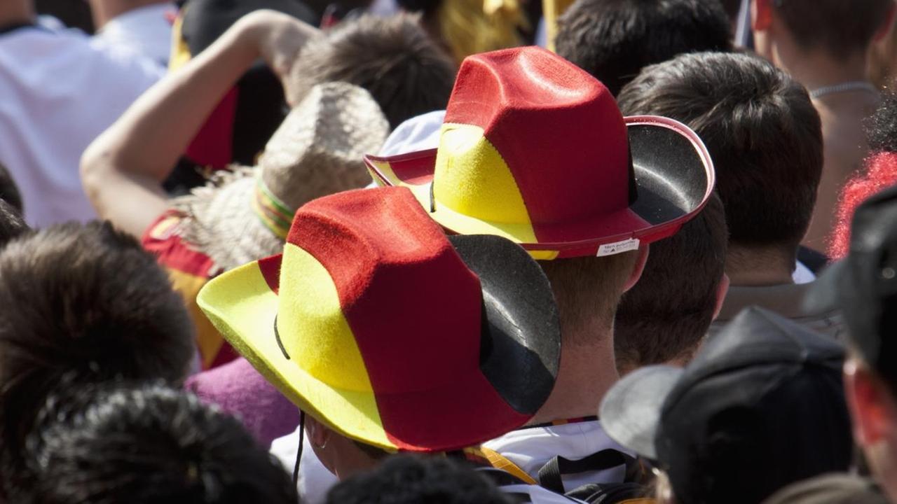 Aufsicht auf eine Menschenmenge, einige tragen Schwarz-Rot-Goldene Hüte.