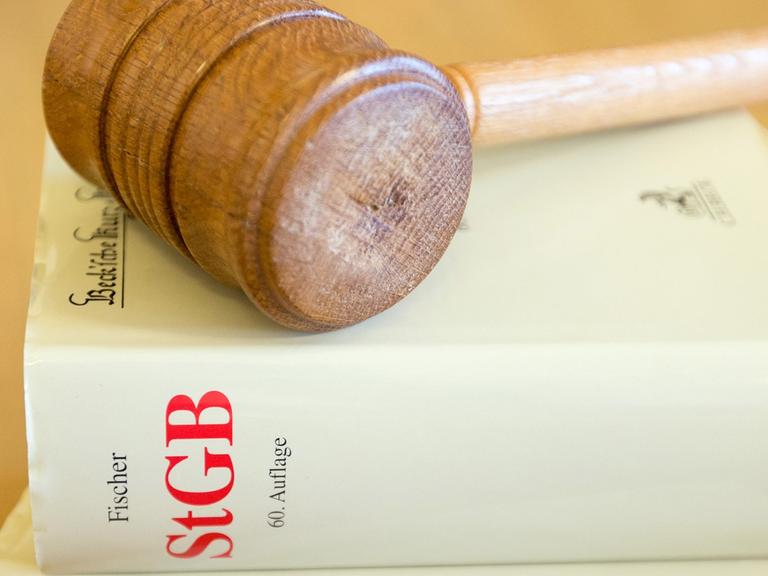 Ein Richterhammer und ein Strafgesetzbuch liegen am 19.03.2013 im Landgericht Osnabrück (Niedersachsen) auf einem Tisch.