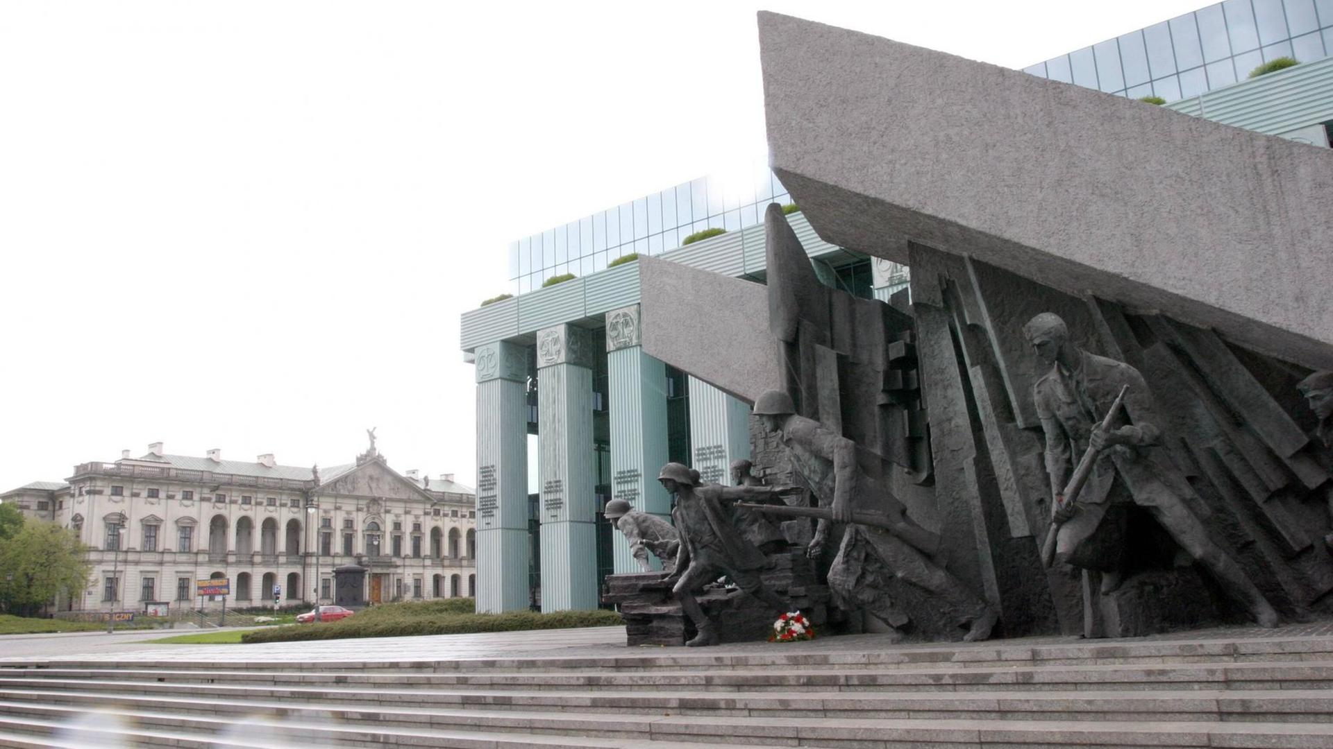 Denkmal des Warschauer Aufstandes von 1944 vor dem Obersten Gericht in Warschau