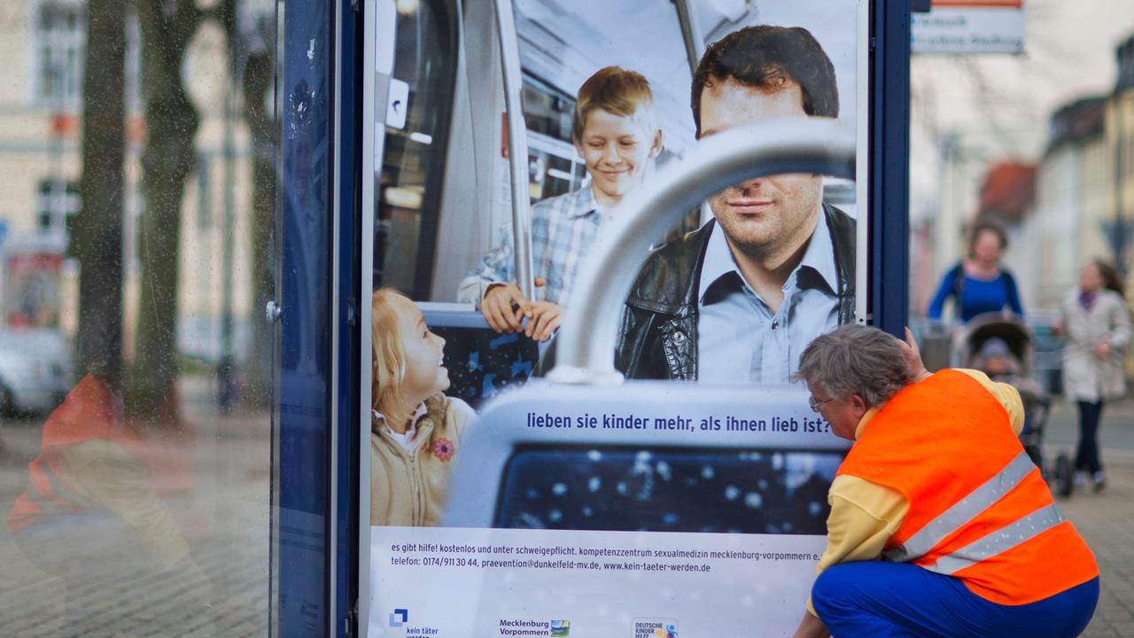 Plakate einer Informationsaktion zum Pädophilie-Präventionsprojekt in Mecklenburg-Vorpommern