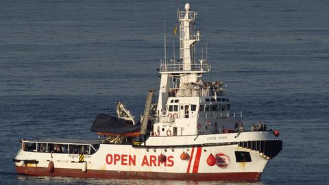 Das Foto zeigt das Schiff der spanischen NGO Proactiva Open Arms vor dem Hafen von Algeciras/Spanien.