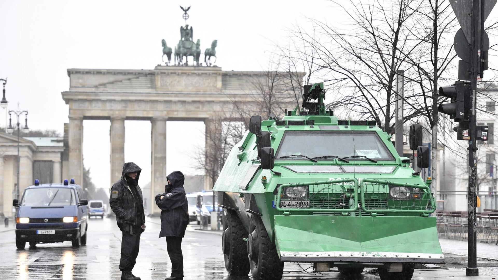 Ein gepanzertes Polizeifahrzeug steht vor dem Brandenburger Tor nahe dem Hotel Adlon in Berlin, in dem US-Präsident Barack Obama mit Bundeskanzlerin Angela Merkel am 17.11.2016 zusammentrifft. Obama befindet sich auf seiner Abschiedsreise durch Europa.
