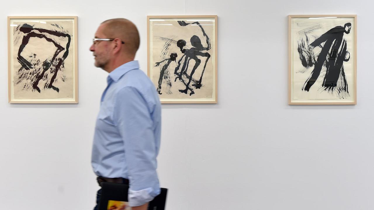 Hans-Jürgen Schwalm, Direktor der Kunsthalle Recklinghausen, geht durch die Ausstellung mit Werken von Rosemarie Koczÿ