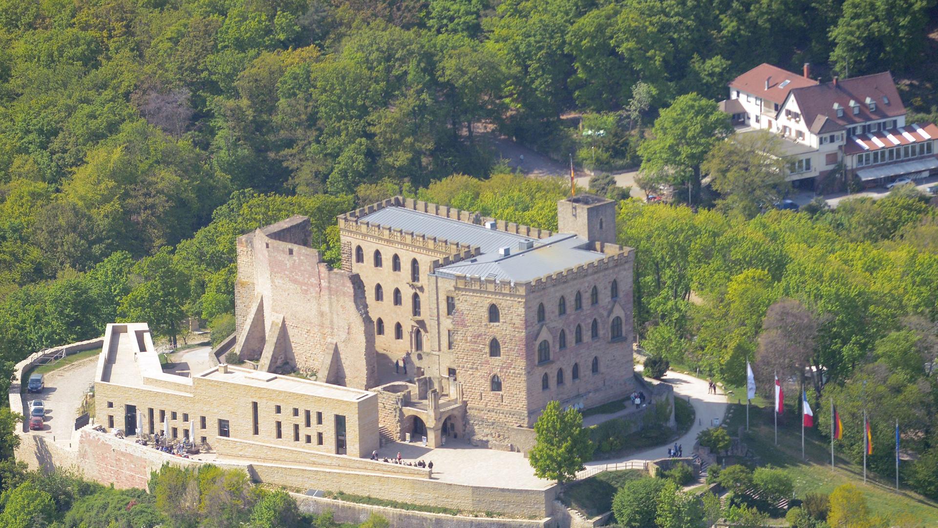 Luftaufnahme des Hambacher Schlosses, wo 1832 das Hambacher Fest stattfand