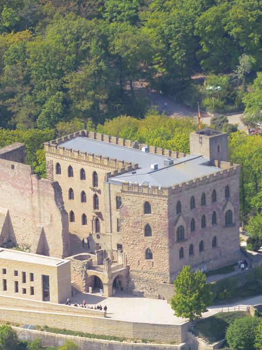Luftaufnahme des Hambacher Schlosses, wo 1832 das Hambacher Fest stattfand