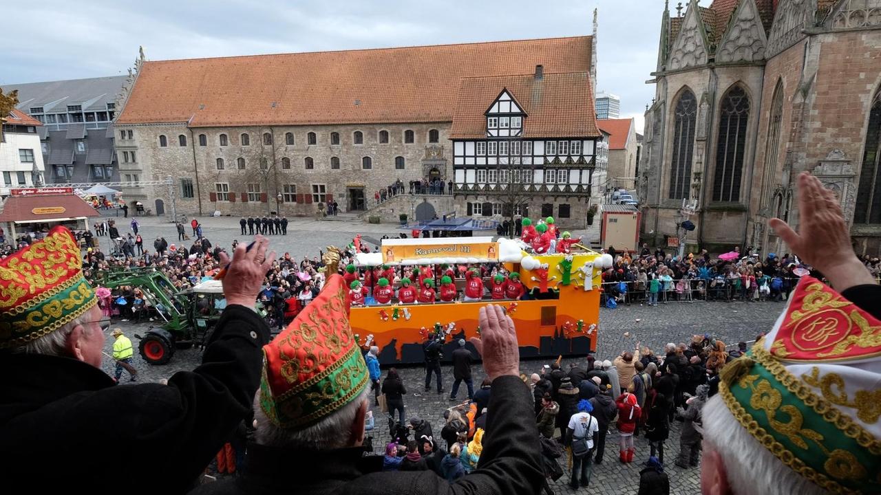 Zuschauer winken zum Karnevalszug in der Innenstadt in Braunschweig (Niedersachsen).