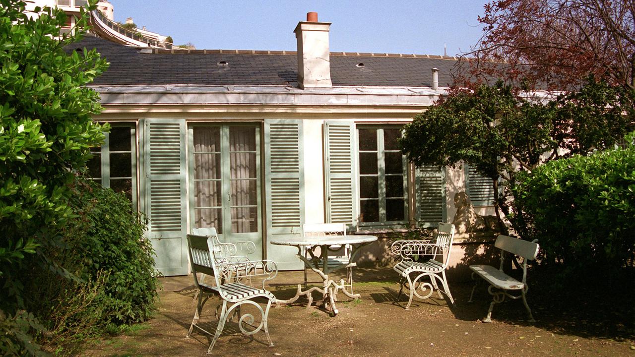 Blick vom Garten auf das ehemalige Wohnhaus des französischen Schriftstellers Honoré de Balzac, das heute ein Museum beherbergt. 