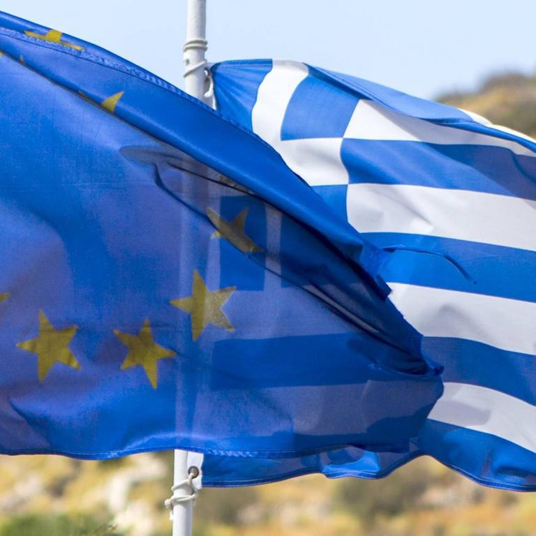 Die Fahne Griechenlands weht in Athen neben der Fahne EU. 