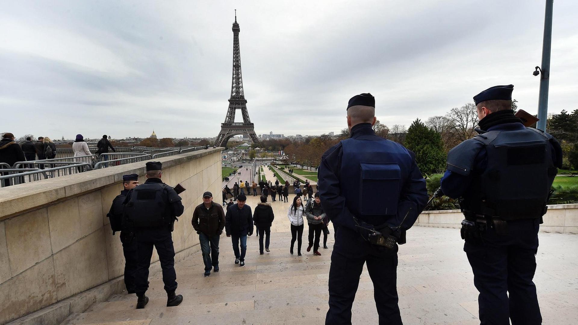 Französische Polizisten, im Hintergrund ist der Eiffelturm zu sehen