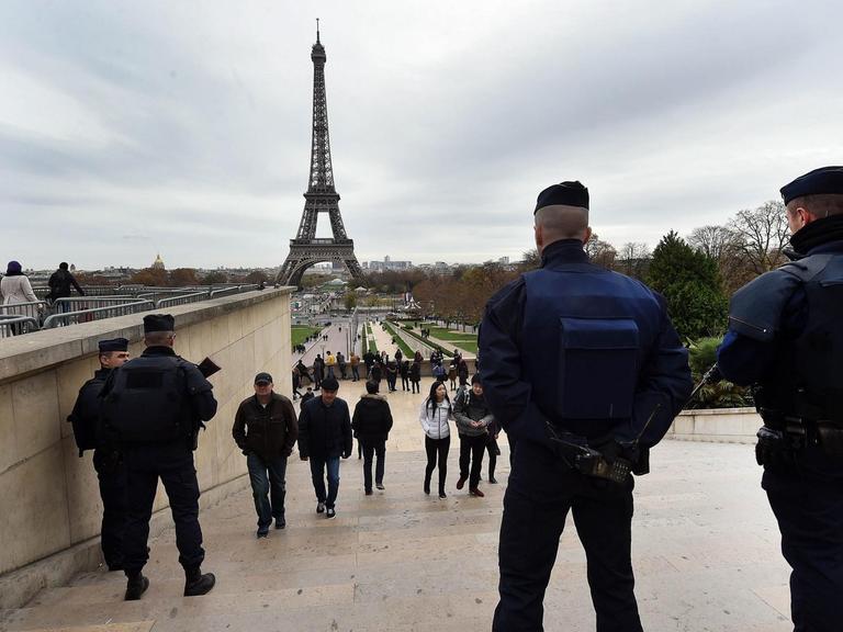 Französische Polizisten, im Hintergrund ist der Eiffelturm zu sehen