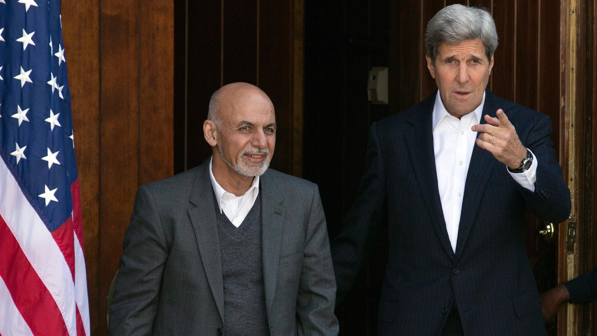 Afghanistans Präsident Ashraf Ghani und US-Außenminister John Kerry (r.) treten vor die Presse.