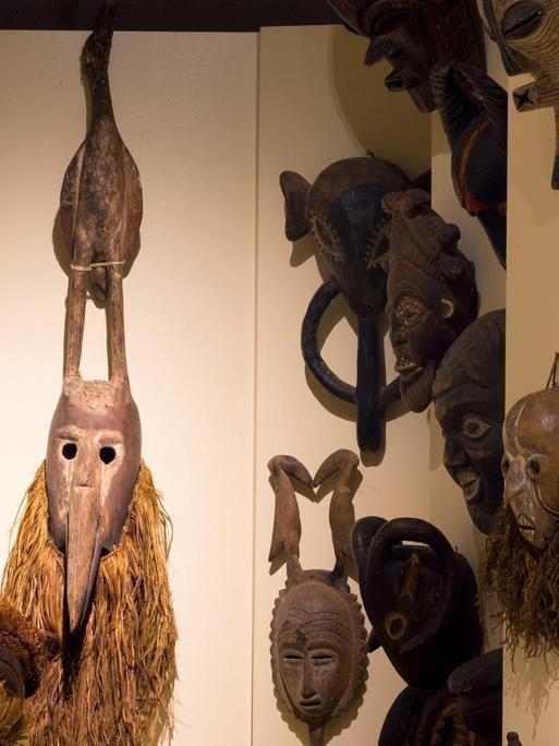 Das Foto zeigt afrikanische Masken im Völkerkundemuseum der Franziskaner, Werl.