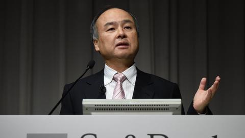 SoftBank-Chef Masayoshi Son spricht im Februar 2016 auf einer Pressekonferenz in Tokio.