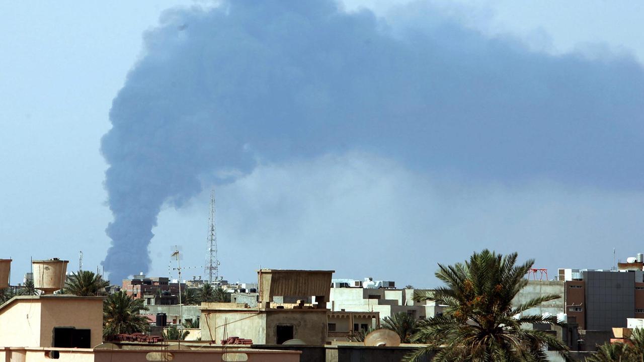 Schwarzer Rauch steigt am 28. Juli 2014 über der lybischen Hauptstadt Tripolis auf, nachdem in der Nacht zuvor ein Treibstoff-Lager von einer Rakete getroffen wurde.
