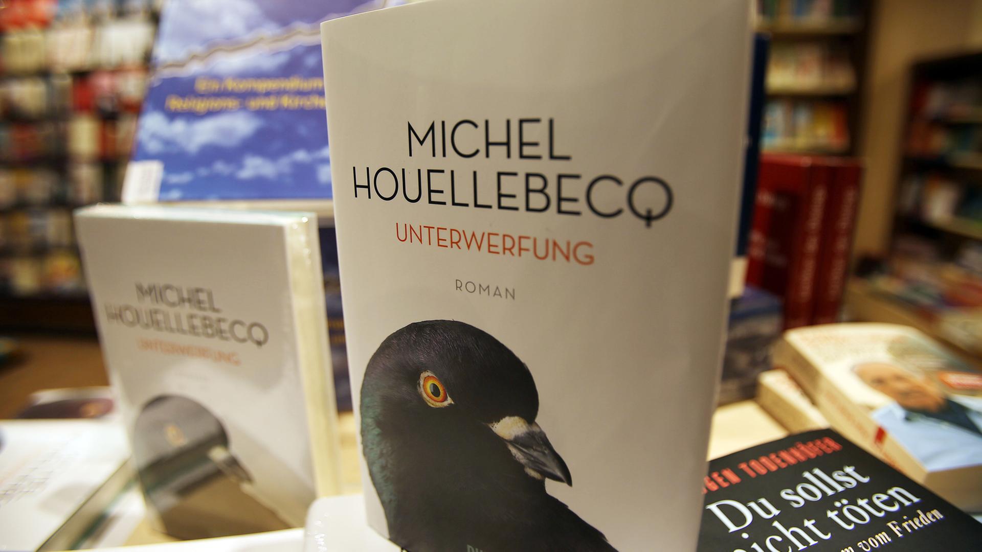 Der Roman "Unterwerfung" von Michel Houellebecq liegt in einer Kölner Bahnhofsbuchhandlung aus.
