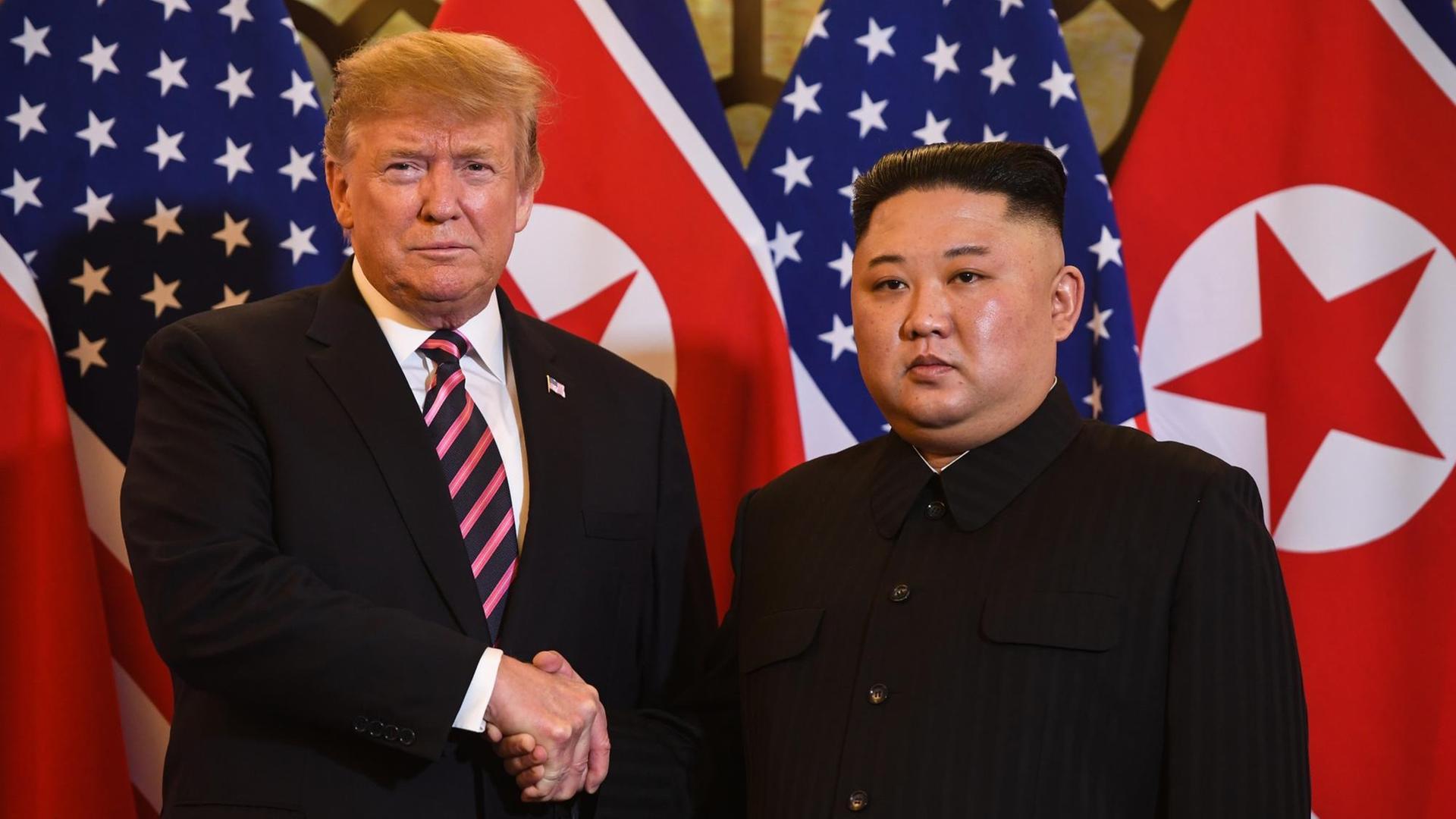US-Präsident Donald Trump und Nordkoreas Machthaber Kim Jong Un schütteln sich die Hand