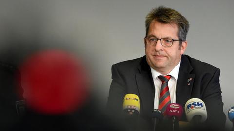 Schleswig-Holsteins Innenminister Stefan Studt (SPD) sitzt am 04.11.2015 in Kiel (Schleswig-Holstein) bei einer Pressekonferenz.