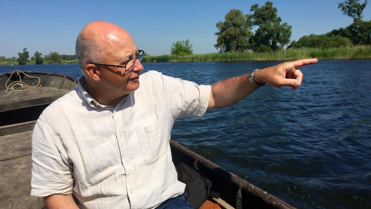 Rocco Buchta vom Nabu sitzt auf der Havel im Boot eines Havelfischers
