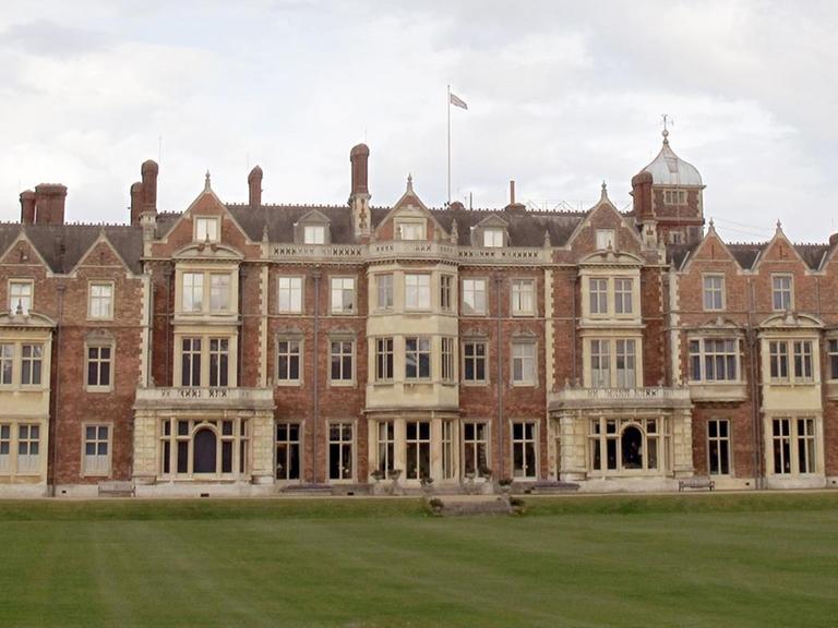 Vorderansicht von Schloss Sandringham, einem Landsitz der Queen.
