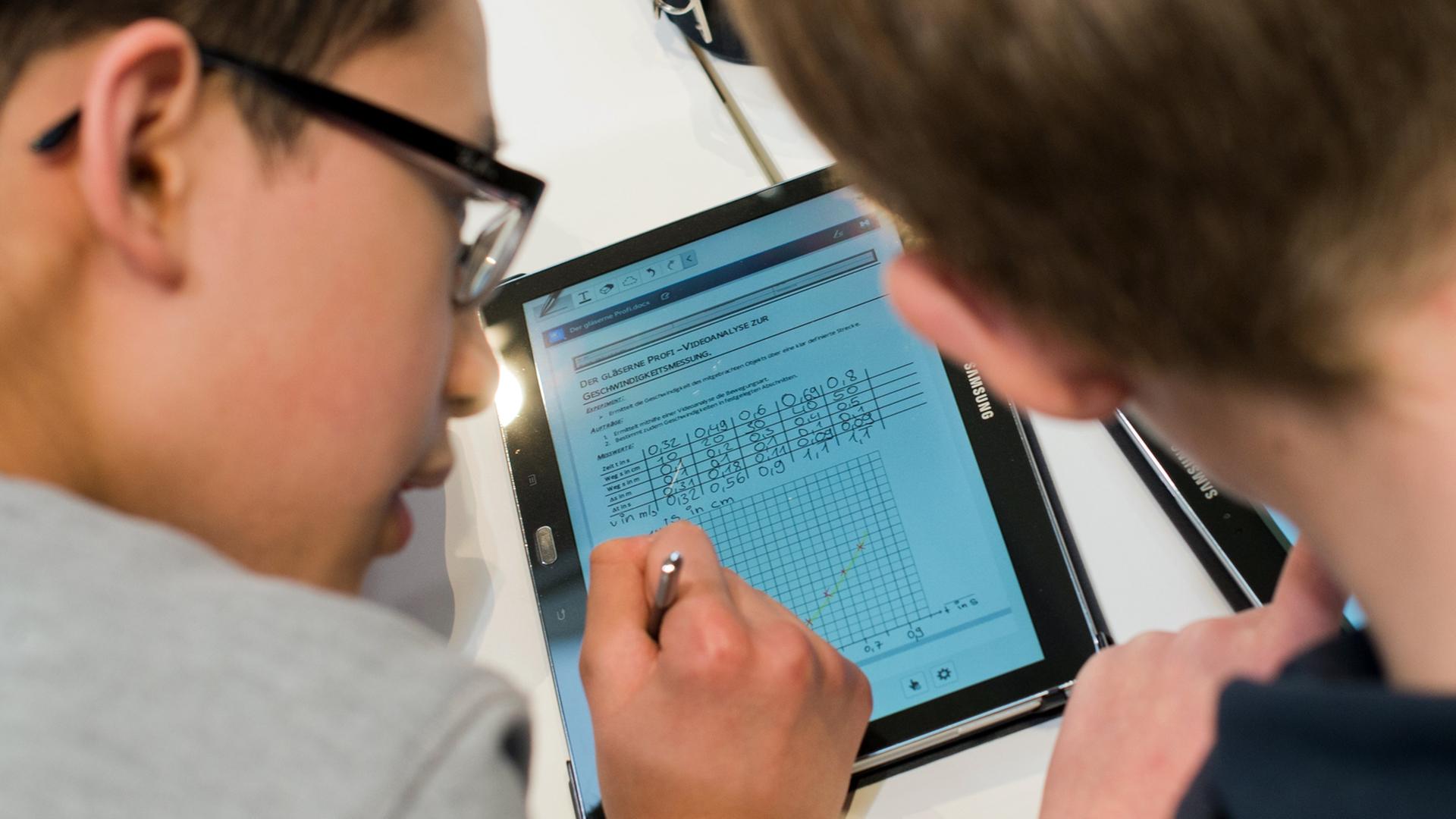 Schüler lernen am 24.02.2015 mit Tablet-Computern in einem digitalen Klassenzimmer am Messestand von Samsung bei der Bildungsmesse didacta in der Messe Hannover