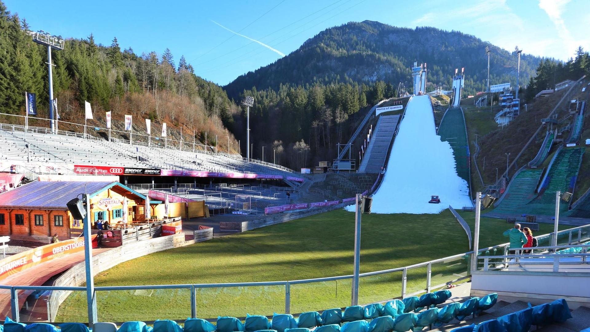 Start der Vierschanzentournee Springen von grünen Hügeln