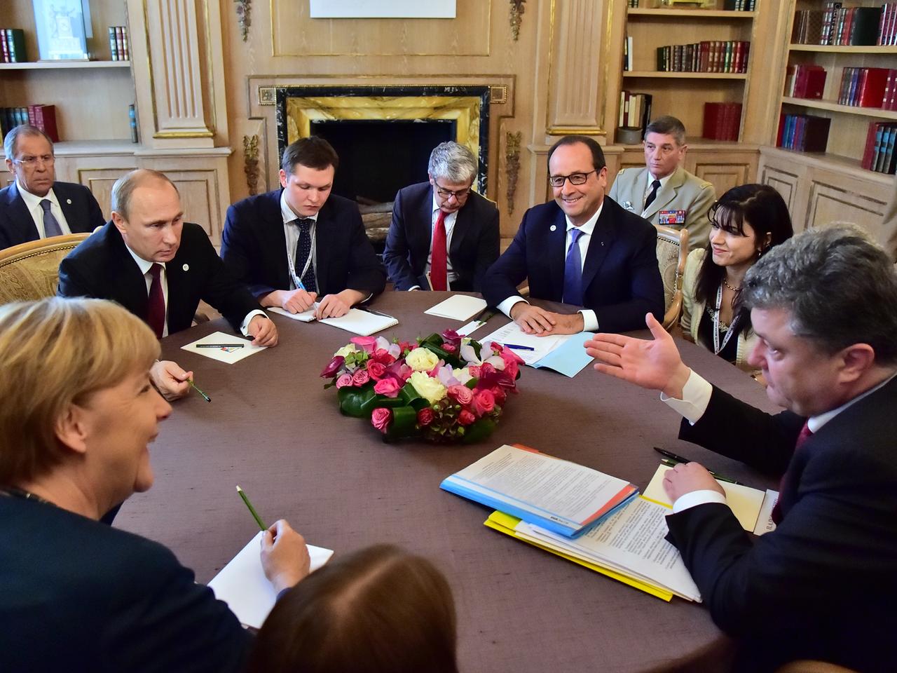 Verhandlungen in Mailand - Putin (l.) und Poroschenko (r.) sollen sich im Gasstreit geeinigt haben.