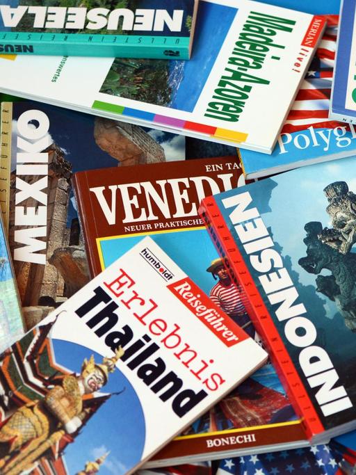 Stapel mit Reisebüchern zu verschiedenen Reisezielen