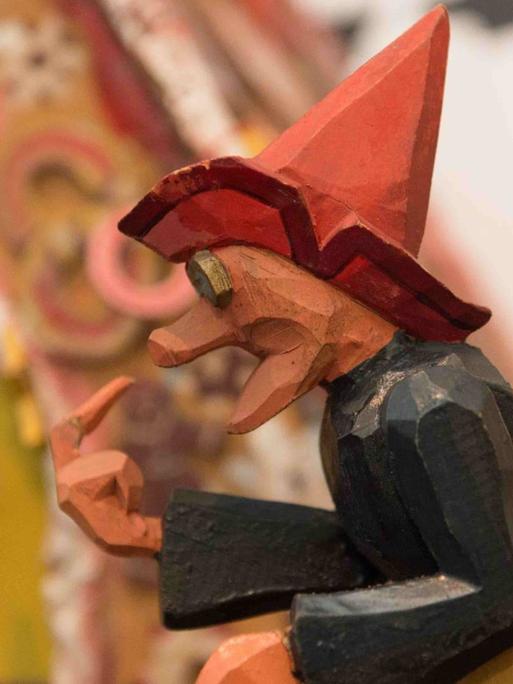 Eine Szene mit einer Holzfigur aus dem Grimm-Märchen "Hänsel und Gretel" in der Märchenausstellung Dresden