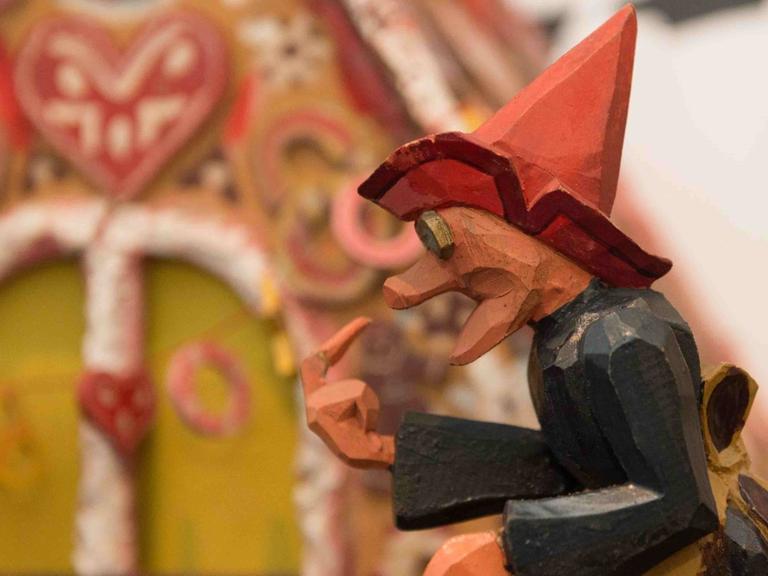 Eine Szene mit einer Holzfigur aus dem Grimm-Märchen "Hänsel und Gretel" in der Märchenausstellung Dresden