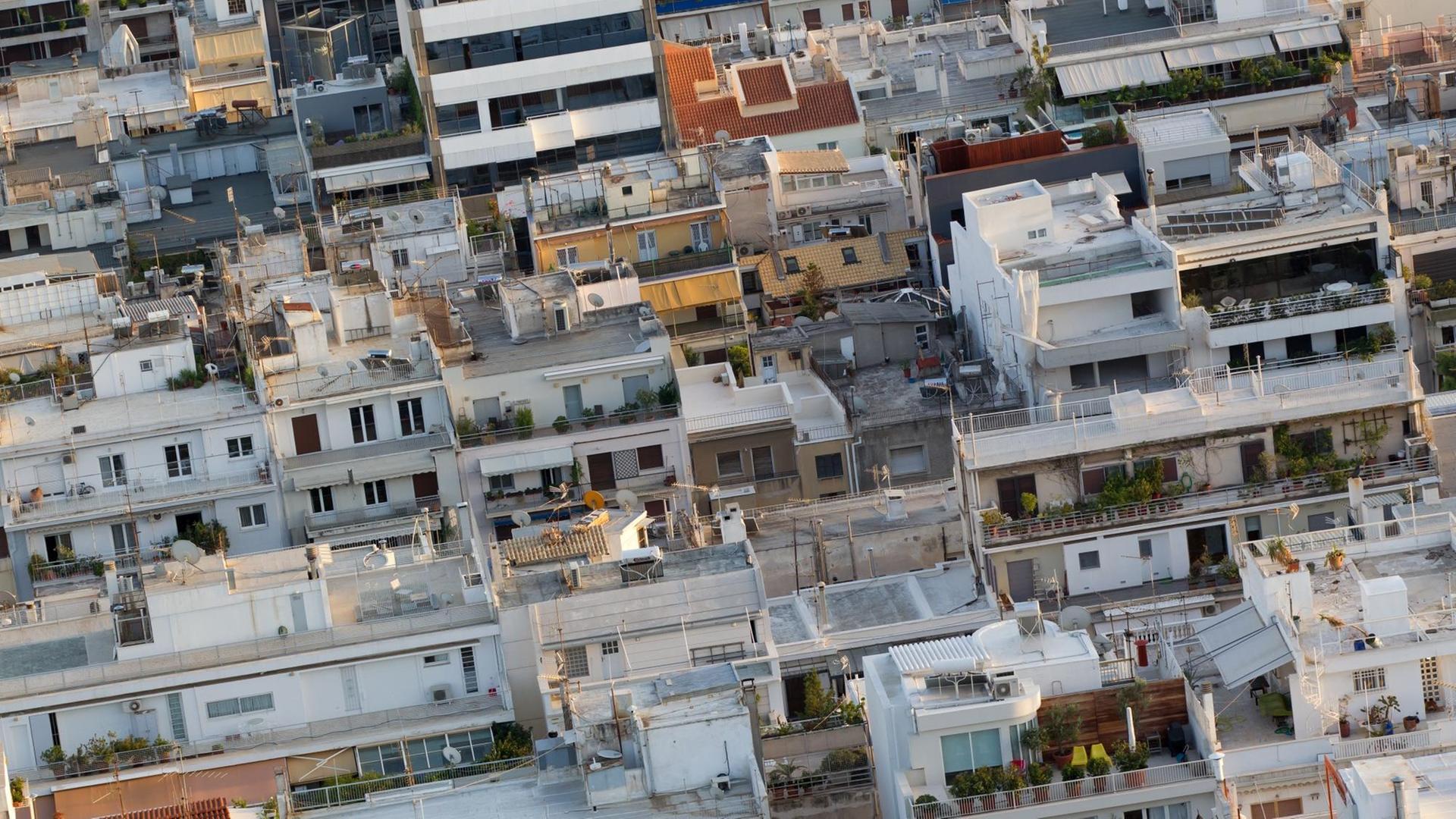 Blick vom Lykavittos-Berg in Athen über die dicht besiedelte griechische Hauptstadt