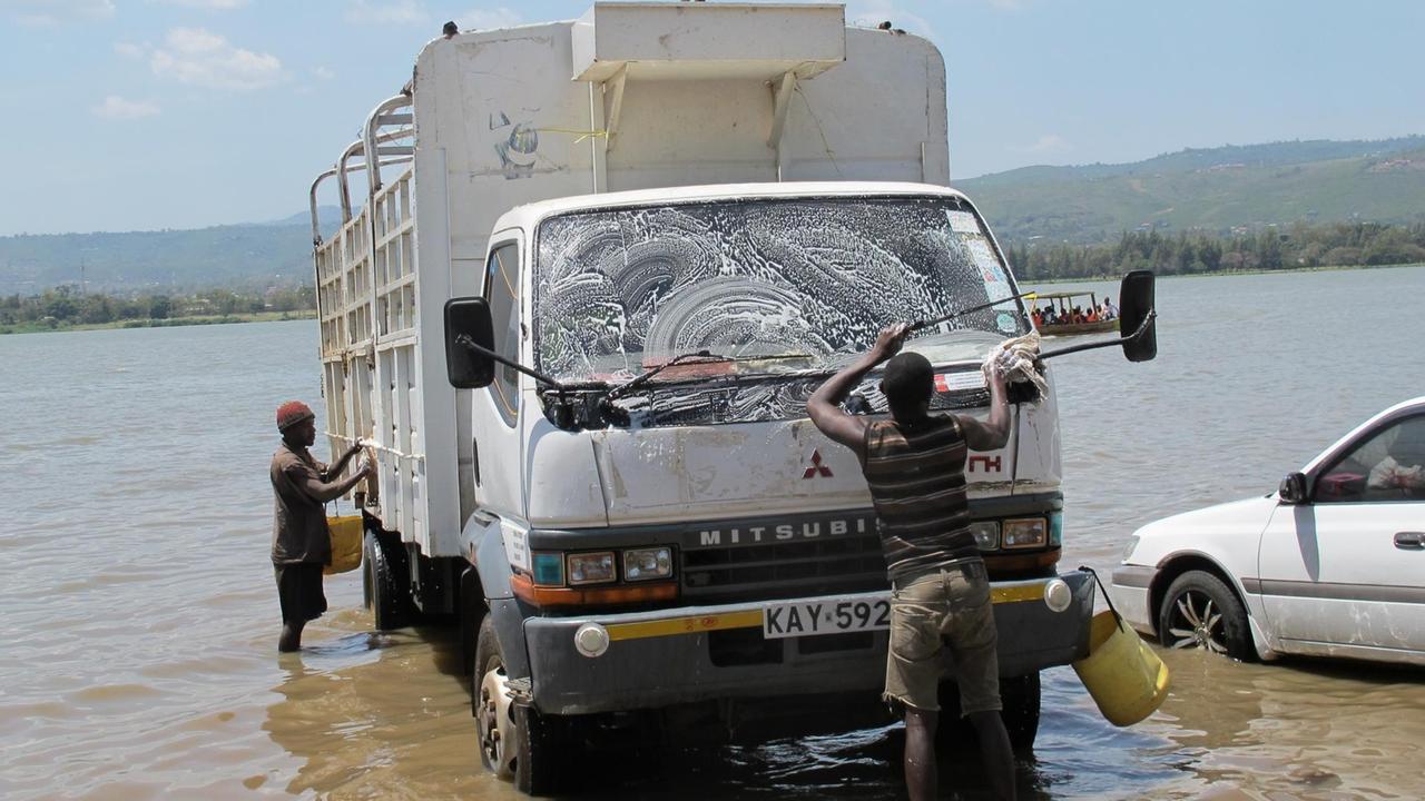 Viele Kenianer waschen ihre Autos im Victoriasee.
