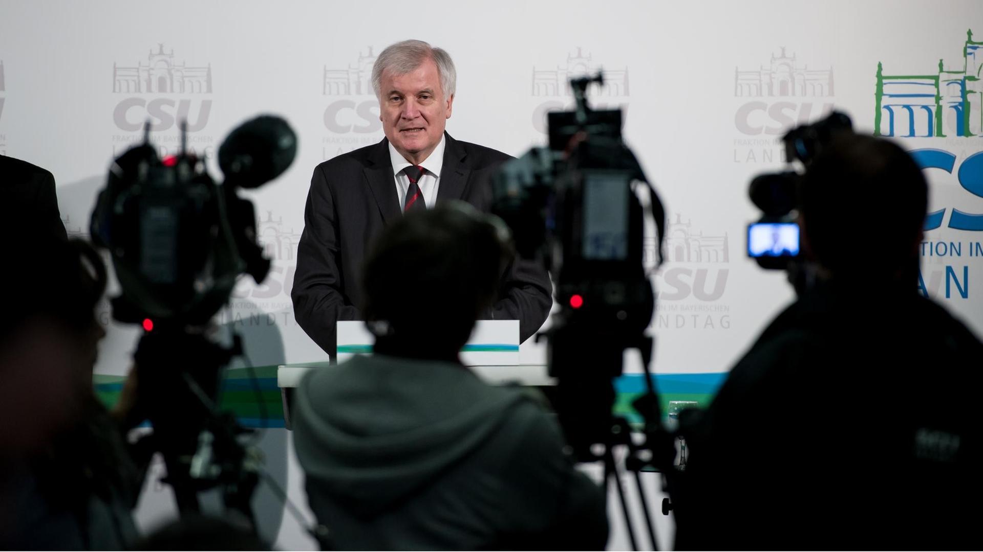 CSU-Chef Horst Seehofer gibt eine Pressekonferenz zum Abschluss der Klausur der CSU-Landtagsfraktion, 21.1.2016.