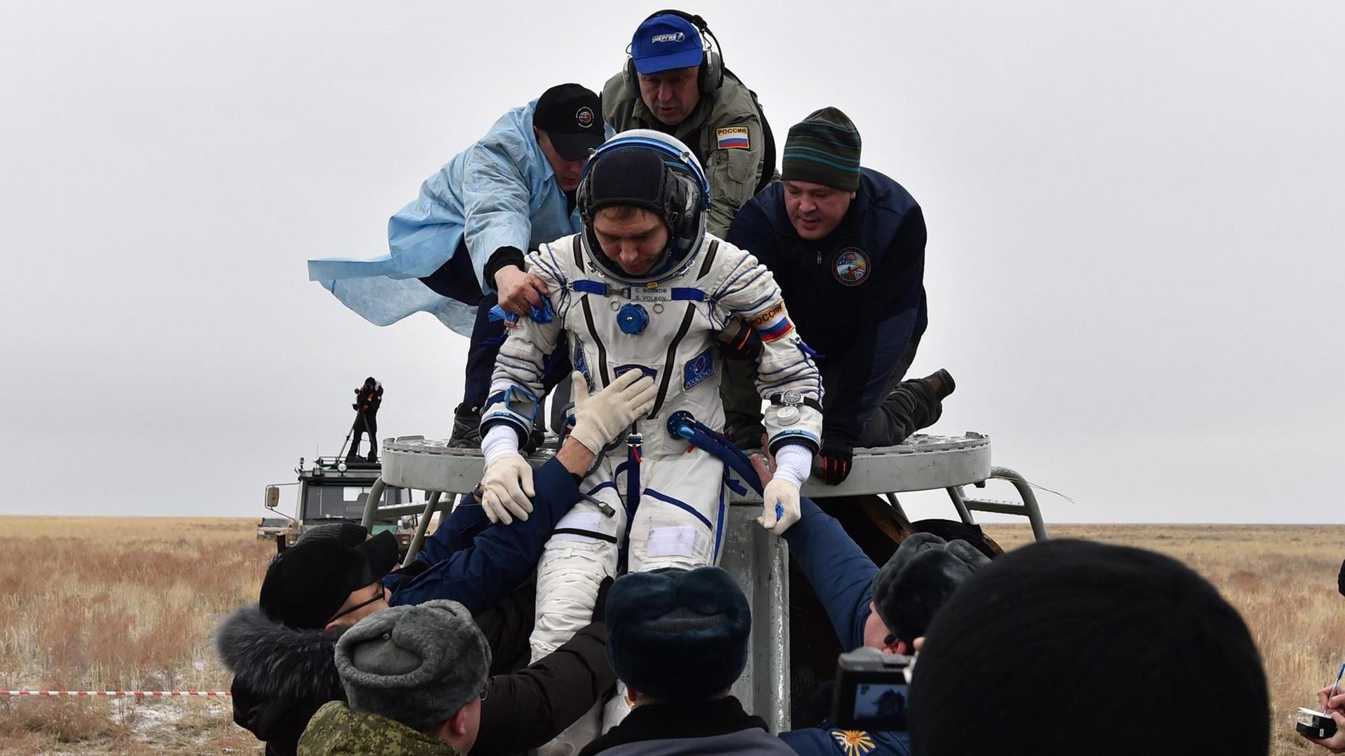 Der Astronaut Sergei Volkov steigt aus der Raumkapsel aus.