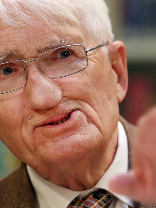 Der Philosoph Jürgen Habermas am 12.12.2012 bei einer Pressekonferenz im Heinrich-Heine-Institut in Düsseldorf (Nordrhein-Westfalen).