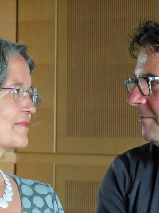 Die Autorin Sieglinde Geisel und Lesart-Redakteur Thorsten Jantschek